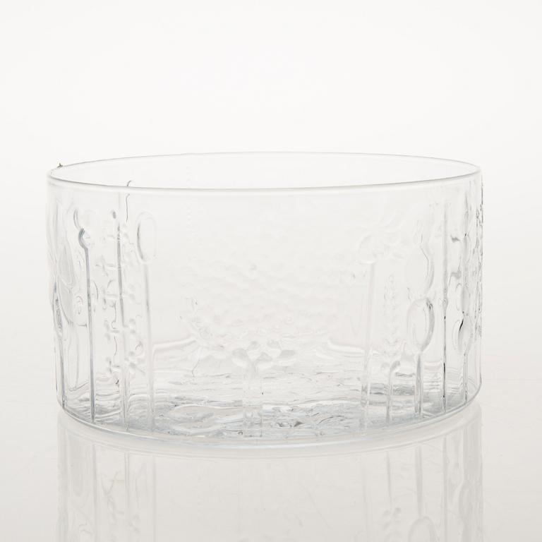 OIVA TOIKKA, a 13-piece 'Flora' glassware for Nuutajärvi Notsjö. In production 1966-1991.