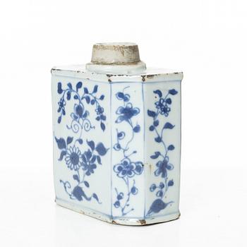 A blue and white tea caddy, Qing dynasty, Kangxi (1662-1722).