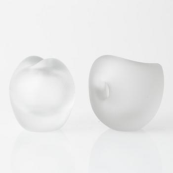 Timo Sarpaneva. A pair of glass objects, whereof one signed Timo Sarpaneva, Iittala -66.
