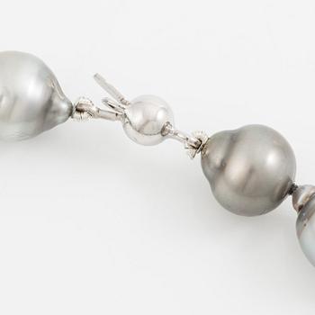 Necklace with cultured baroque Tahitian pearls.