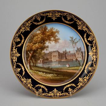 TALLRIK, porslin, Frankrike, Sèvres 1874, handmålad dekor med vy över Fontainebleau.