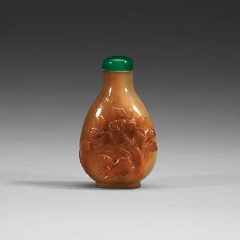 1388. A Chinese agathe snuff bottle with stopper.