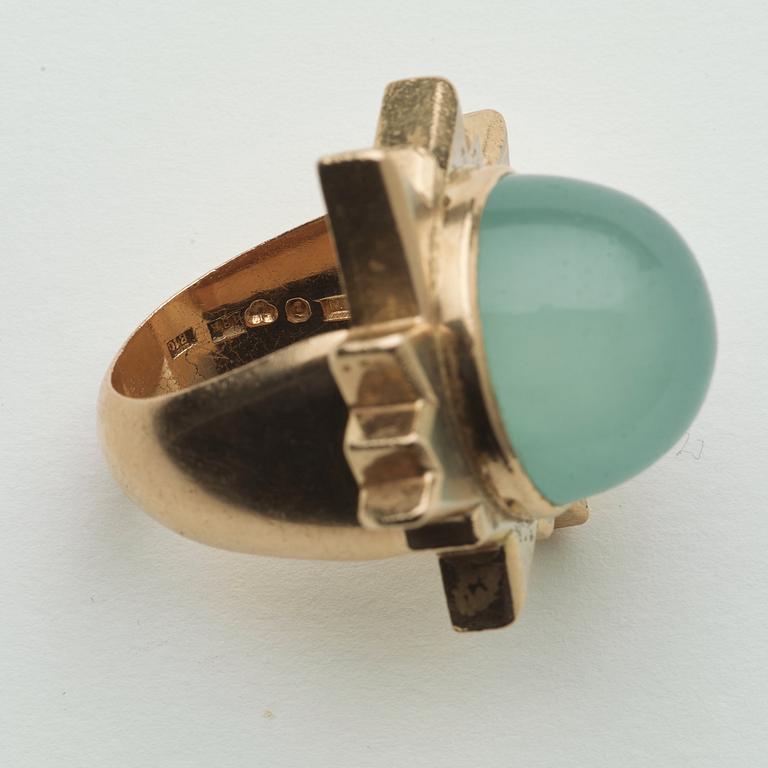 Kristian Nilsson, ring, Stockholm 1979, 18K rödguld med cabochonslipad akvamarin.