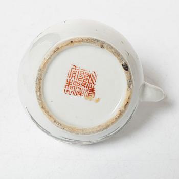 Cremekoppar med lock, ett par, 1700-tal samt tekanna 1900-tal.