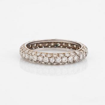 An 18K white gold ring set with round brilliant-cut diamonds.