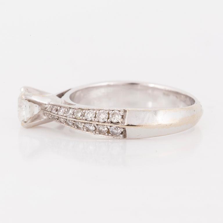 RING, 18K white gold with a round diamond 0.51 cts and small diamonds totally 0.56 cts, weights according to information.