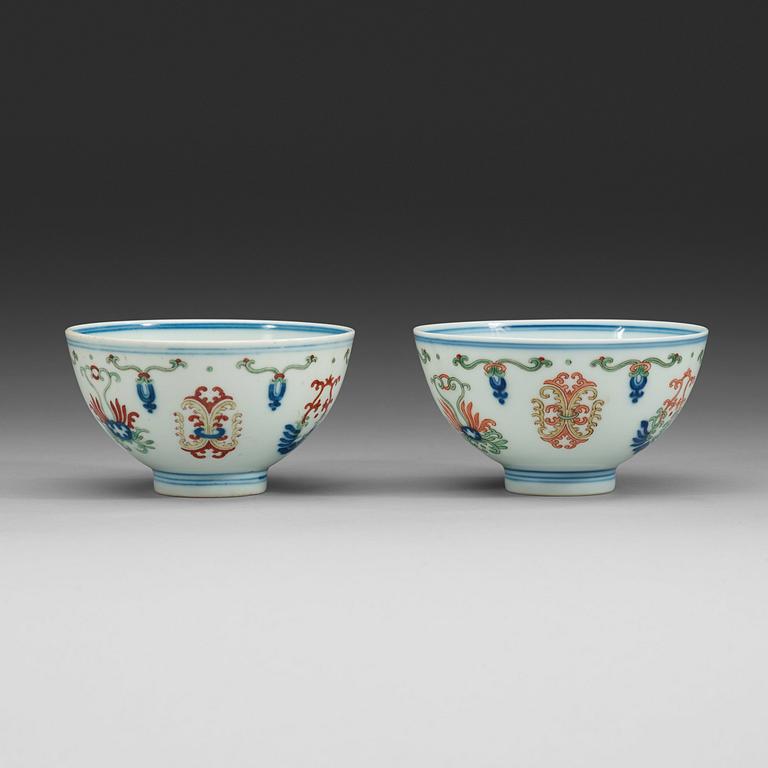 SKÅLAR, två stycken, porslin. Qing dynastin, med Yongzhengs sex karaktäreras märke respektive Daoguangs sigillmärke.