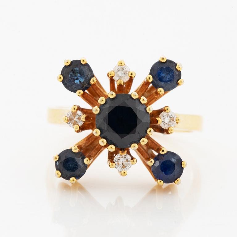 Ring med safirer och briljantslipade diamanter.