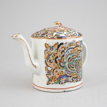 A Chinese porcelain butterfly tea pot, Canton, Qing dynasty, late 19th century.