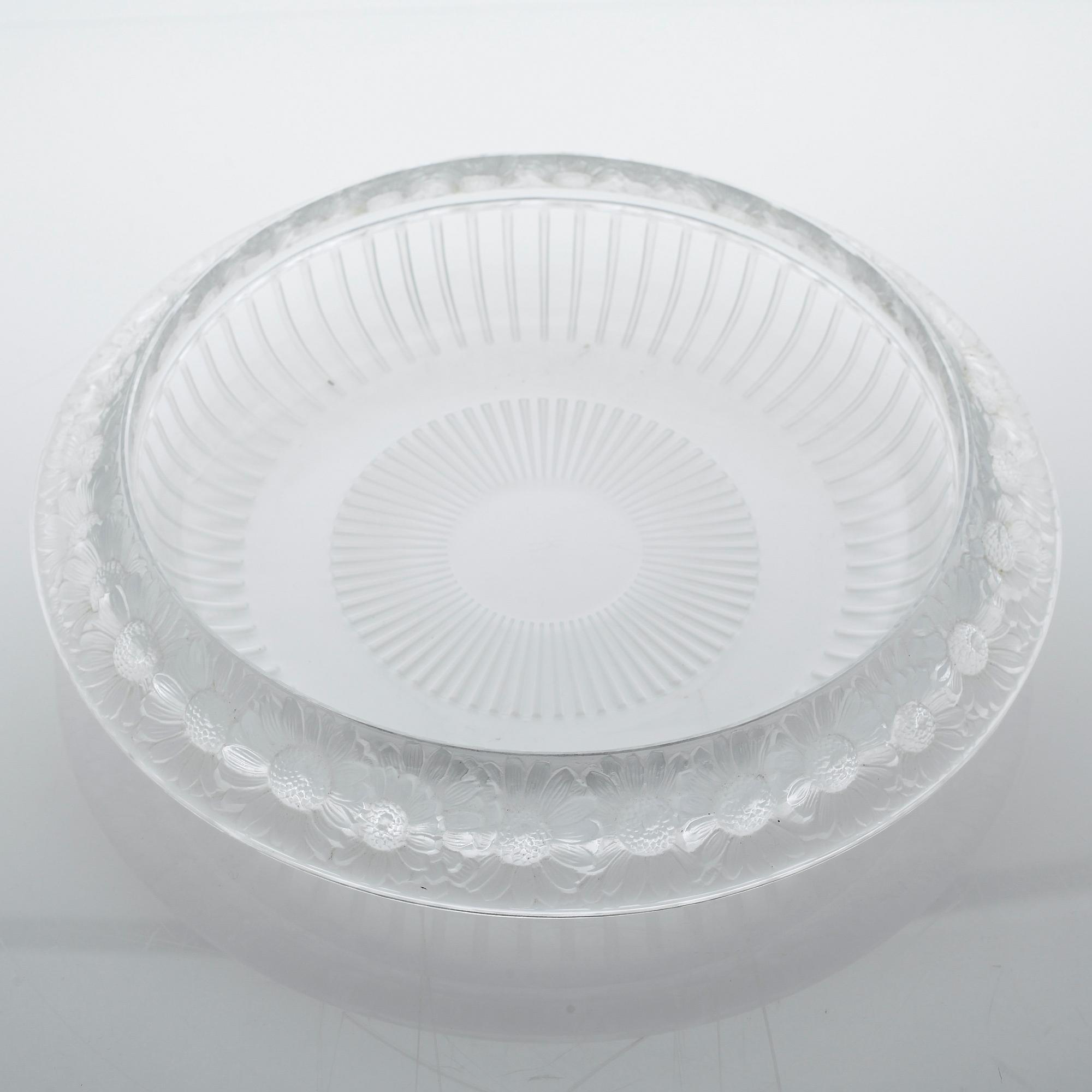 A french Lalique glass bowl from the latter half of the 20th century.