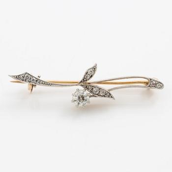 Brosch 14K guld med gammalslipade diamanter, i form av blomkvist.