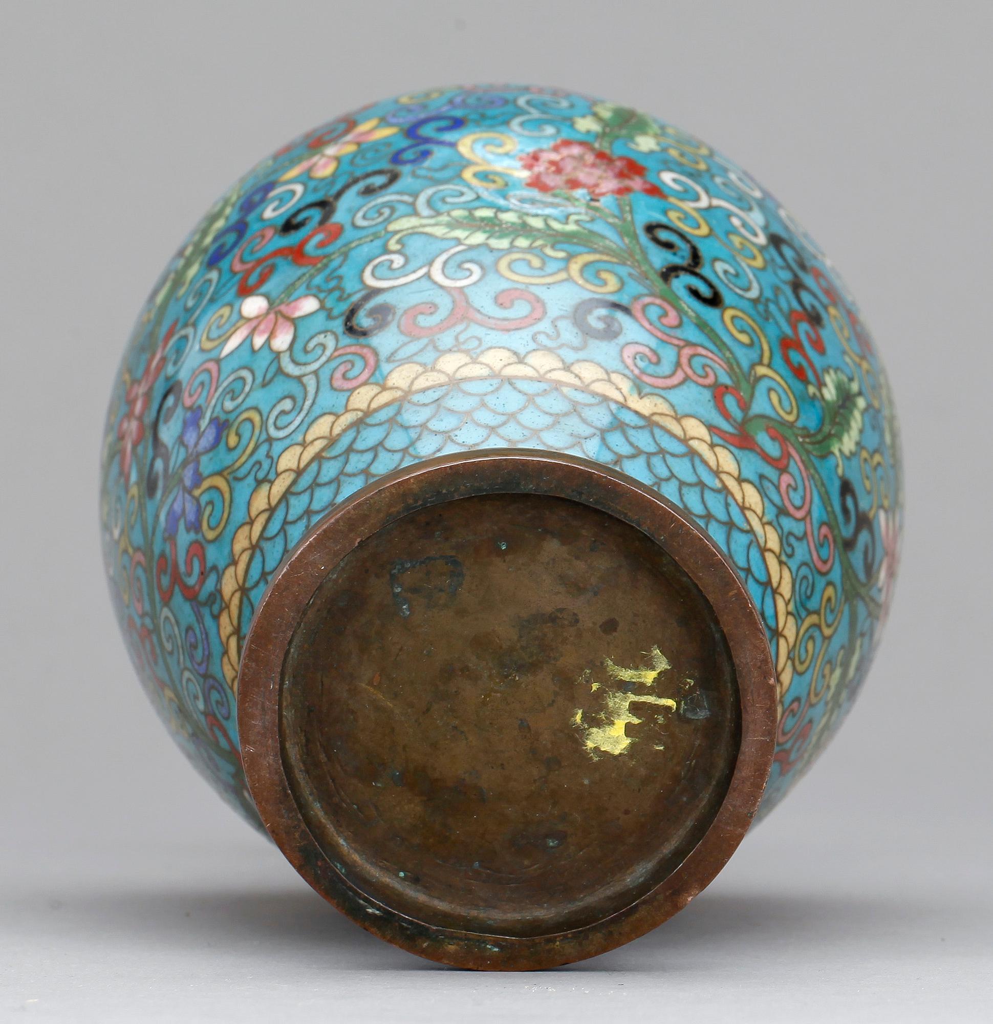 VAS, cloisonne, Kina 1900-tal.
