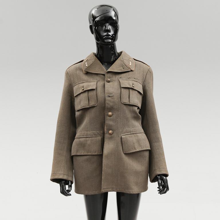 UNIFORMSJACKOR, 2 st, Sverige, artilleriregemente, 1948.