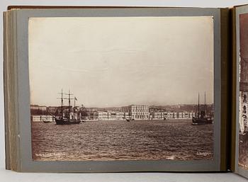FOTOALBUM,   MEDELHAVSKRYSSNING 1905-06 MED KORVETTEN FREJA.