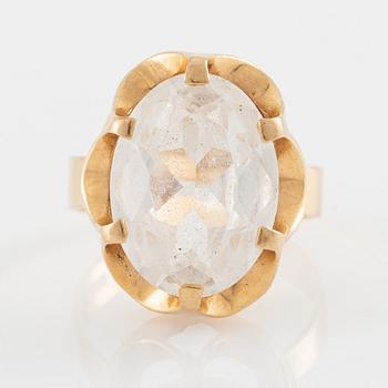 Ring 18K guld med vit syntetisk spinell.