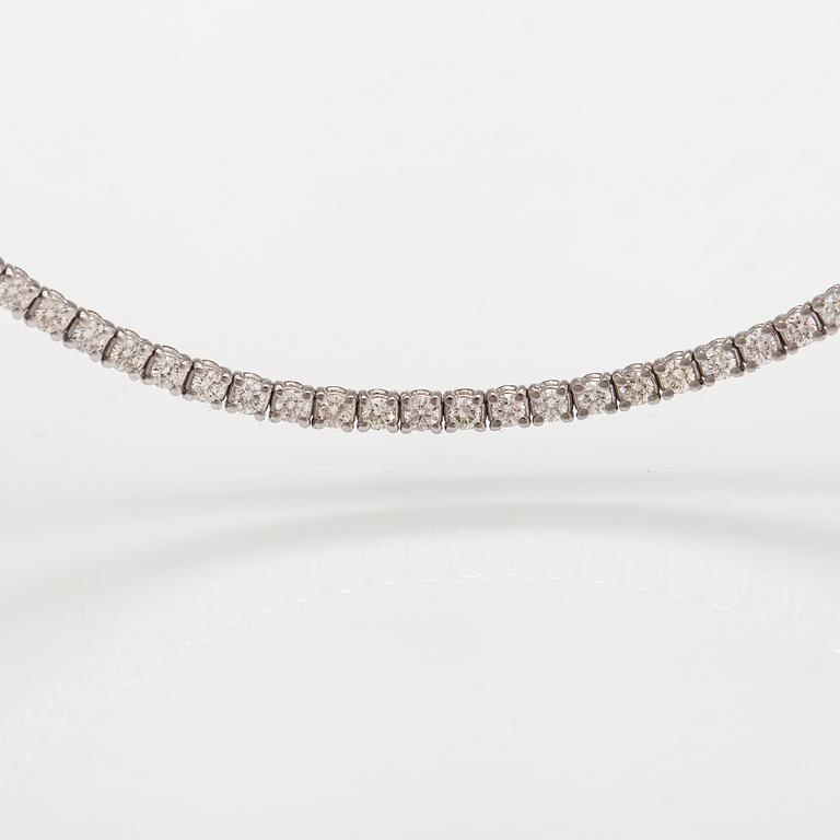 A tennis necklace/bracelet in 14K white gold and with ca. 5.10 ct of diamonds. With AIG certificate.