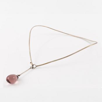 Vivianna Torun Bülow-Hübe, collier och örhängen, silver med lila-aprikosa glasdroppar.