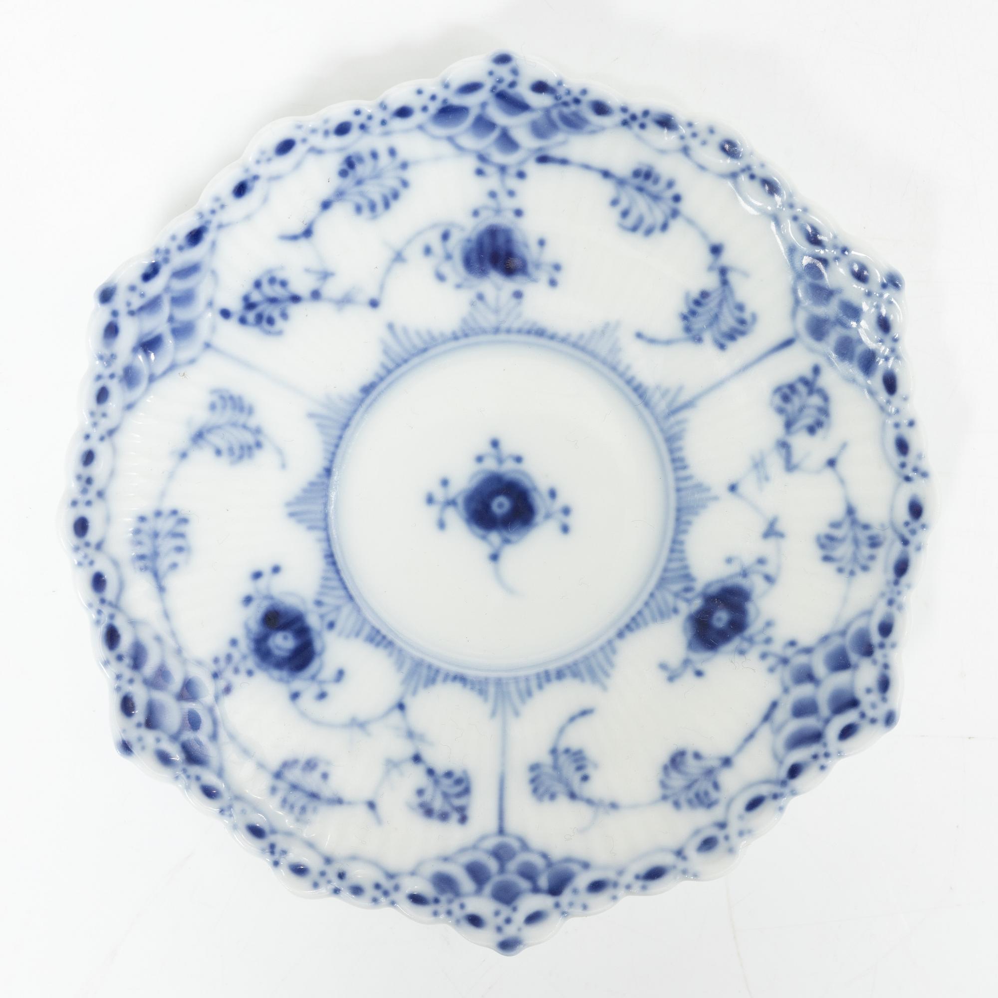 Royal Copenhagen 9 service pieces.