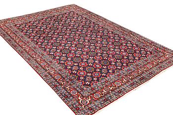 A semi-antique Varamin carpet, a. 339 x 233 cm.
