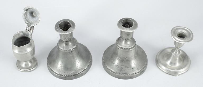 LJUSSTAKAR ett par, LJUSTAKE samt senapskanna, tenn, 1800-tal.