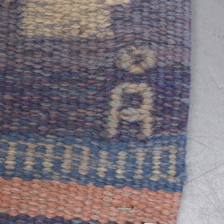 Anna-Johanna Ångström, matta, rölakan, signerad Å, ca 298 x 194 cm.