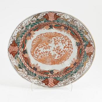 A porcelain serving dish, Japan, 19th century.