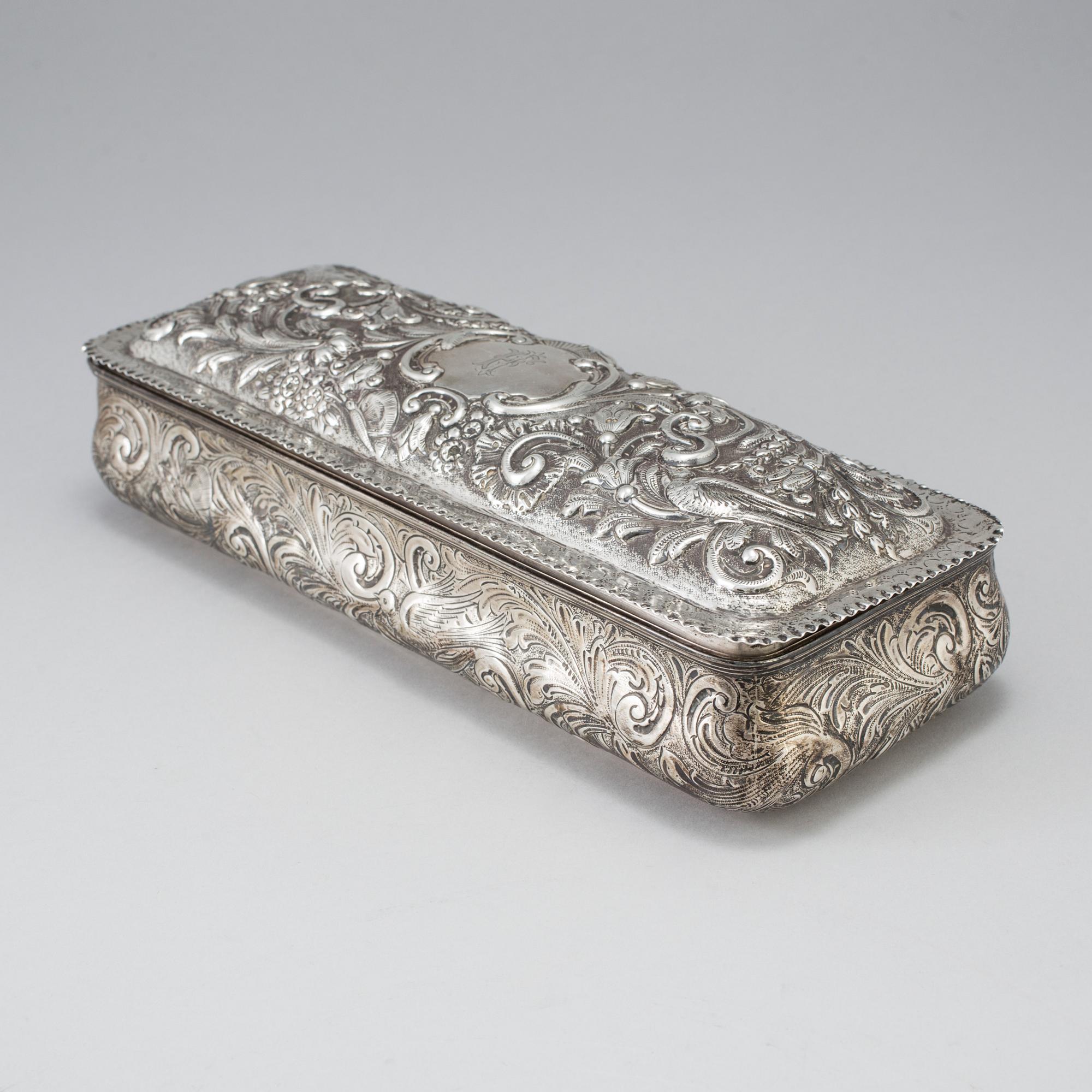 AN ENGLISH VICTORIAN SILVER BOX, London 1887. Weight with loose bottom ca 630 g.