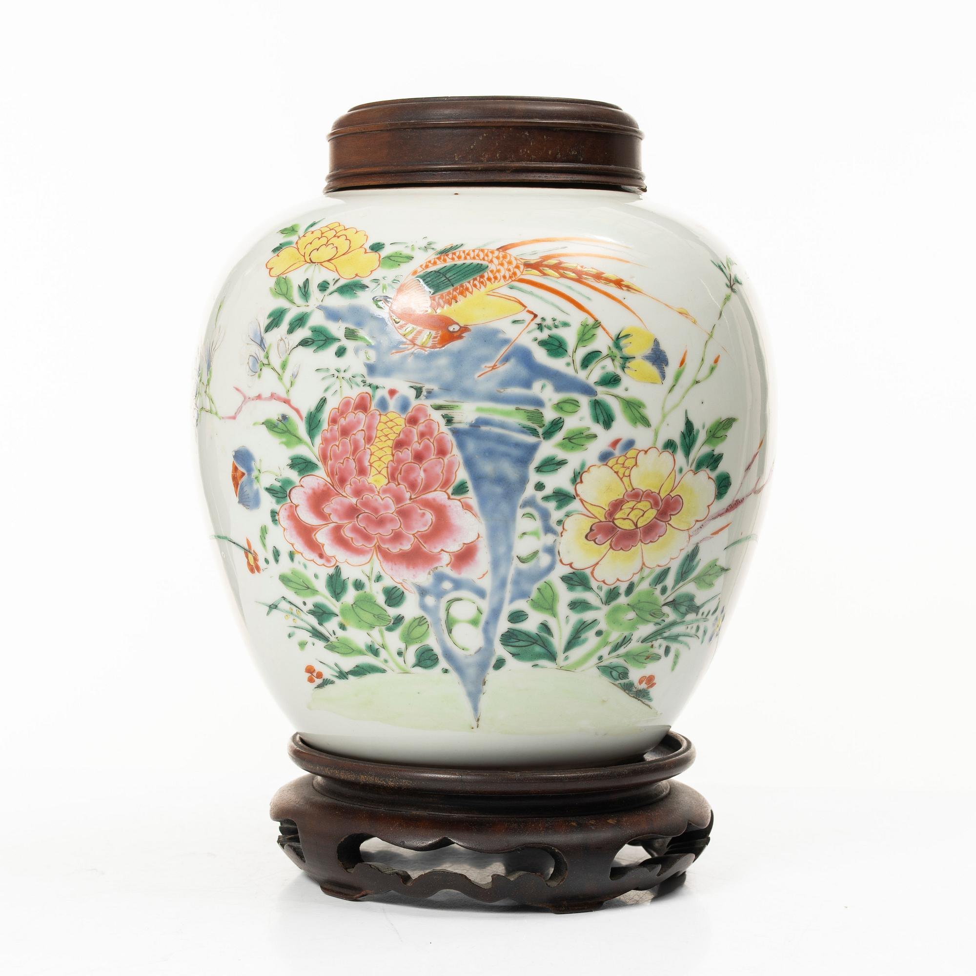 A porcelain pot with wooden cover and stand, China, Qing dynasty, 19th century.