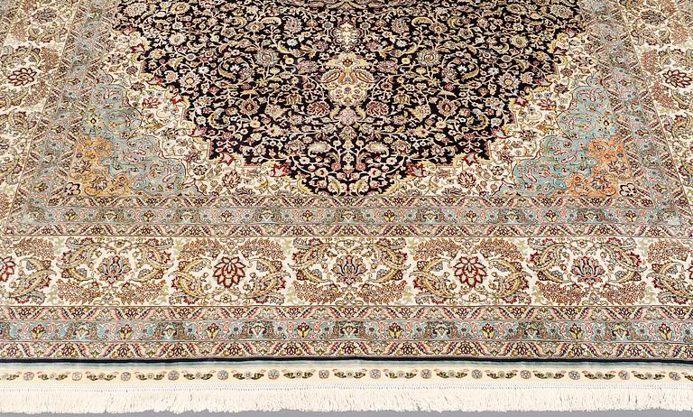 A carpet, Oriental silk, ca 297 x 202 cm.