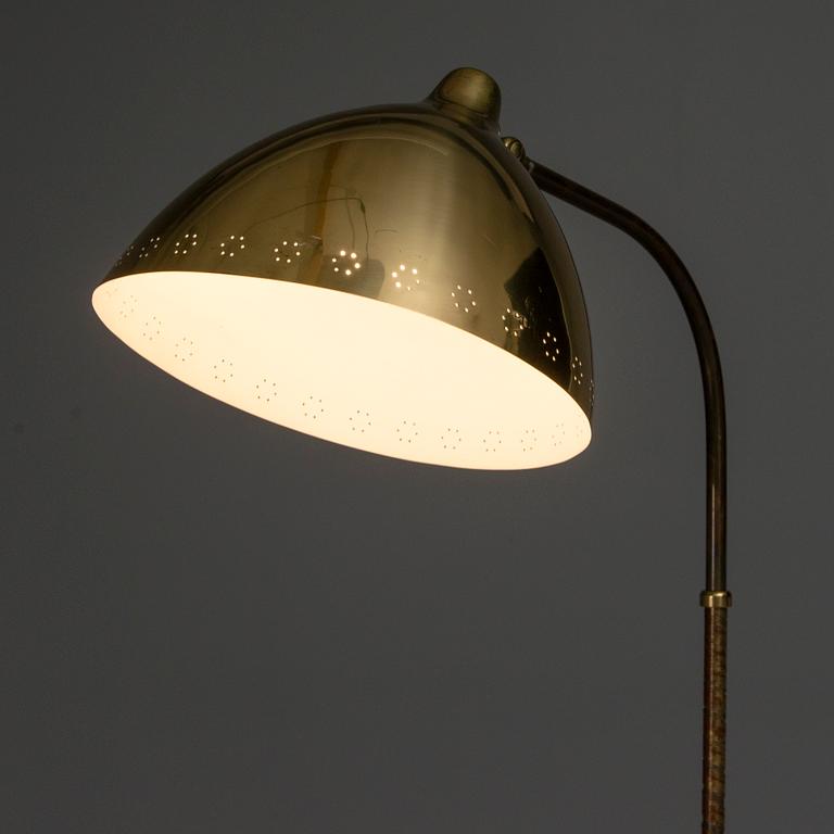 Lisa Johansson-Pape, Golvlampa, modell 2062, Stockmann Orno, 1900-talets mitt.