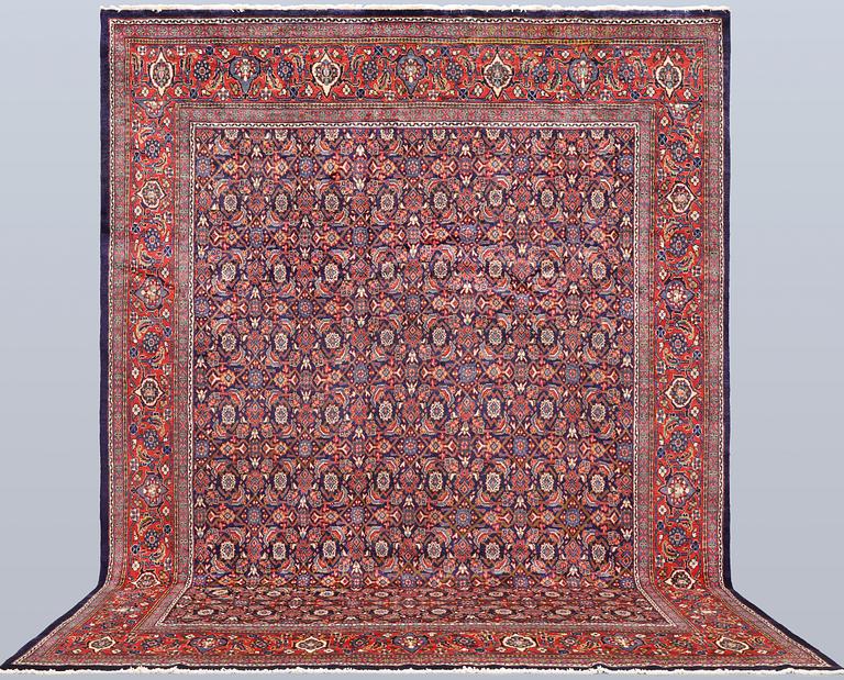 A Sarouk carpet, c. 406 x 302 cm.