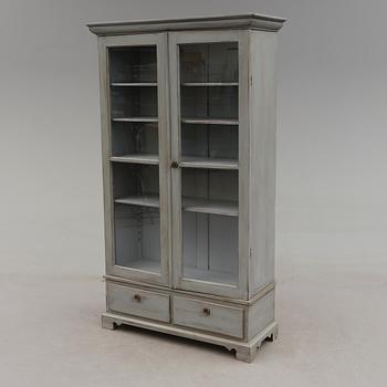 VITRINSKÅP, omkring år 1900.