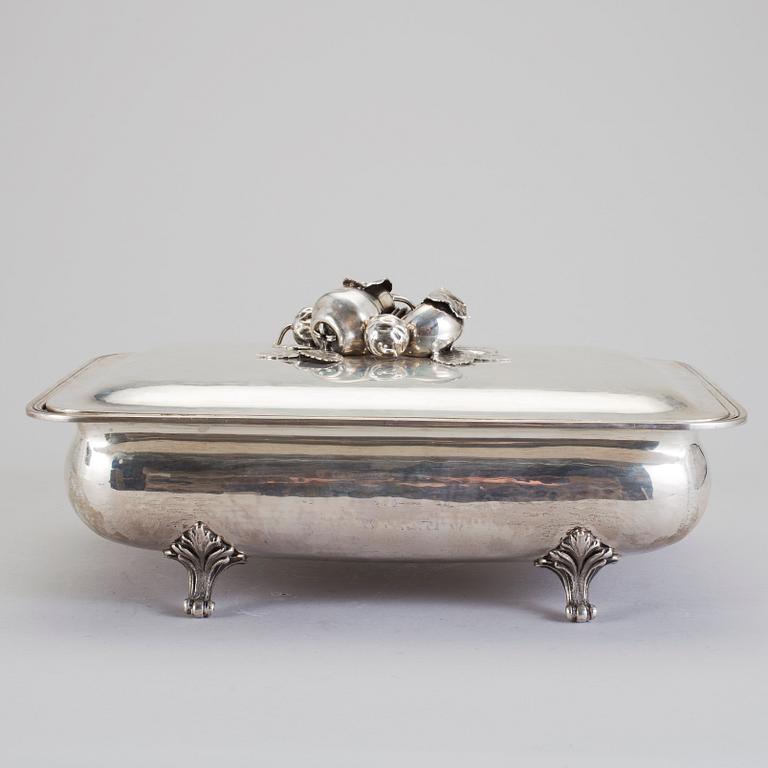 KAROTT MED LOCK, silver, 1900-tal. Ca 2600 g.