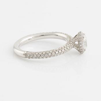 Oval cut diamond ring, ca 0,47 ct.
