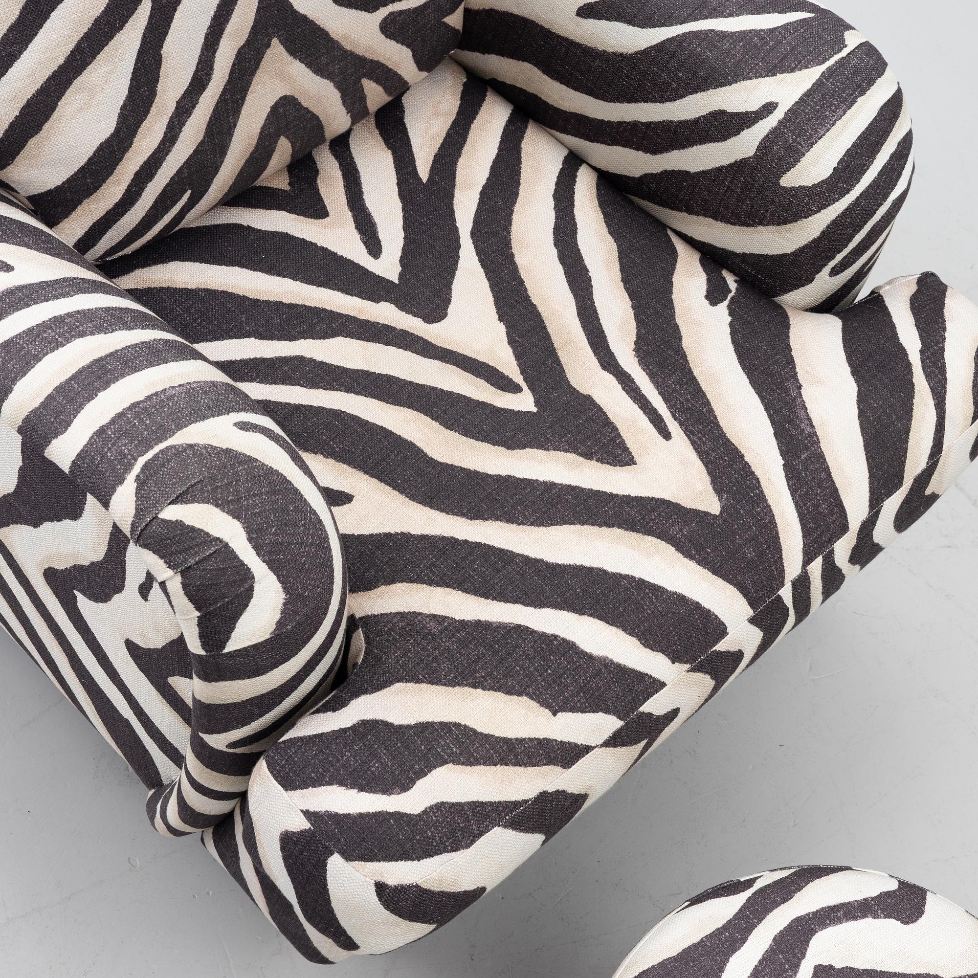 Fåtölj, av Howard-modell, samt pall.