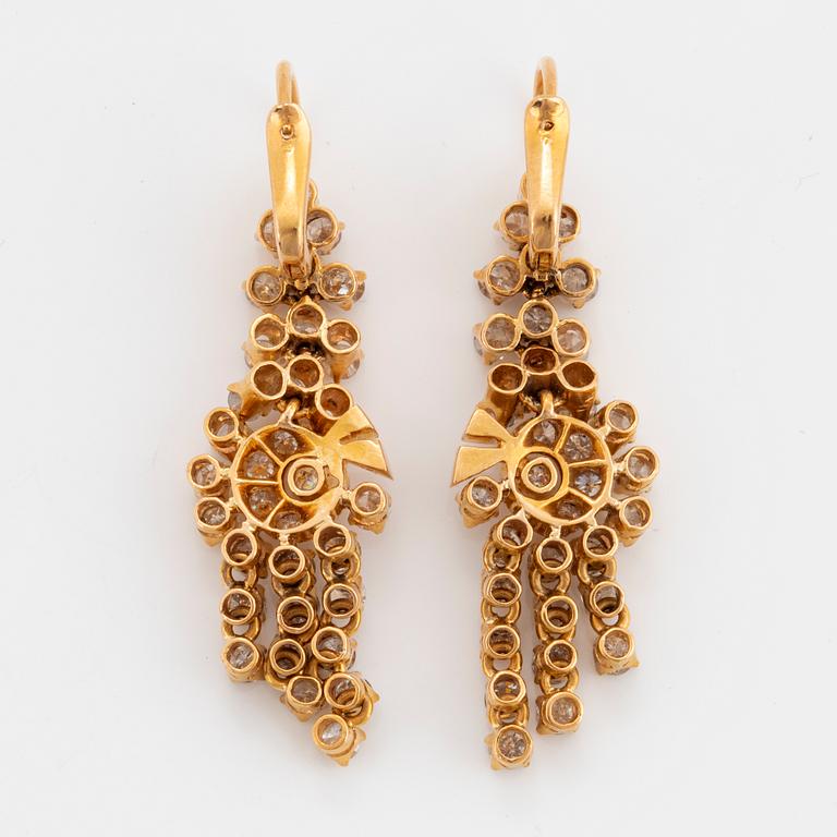 18K gold and brilliant-cut diamond earrings.