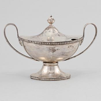 SOCKERSKÅL, silver, gustaviansk stil, otydlig årsstämpel, troligen Finland, 1900-talets första hälft. Vikt 348 gram.