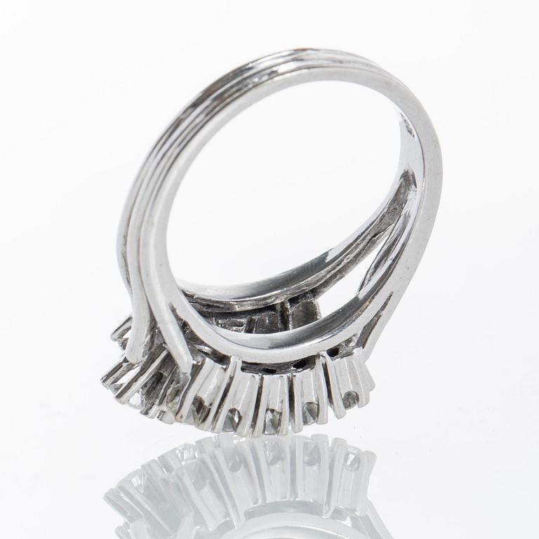 RING, 14K vitguld med briljantslipade diamanter ca 0.85 ct.