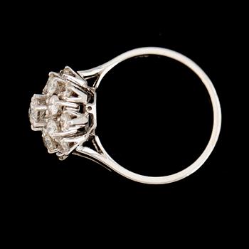 RING, 18K vitguld, briljantslipade diamanter tot ca 1.38 ct enligt certifikat GIA.