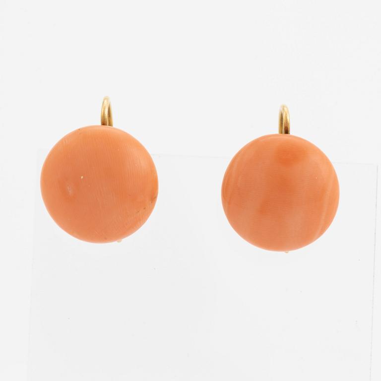 18K gold and coral button earrings.