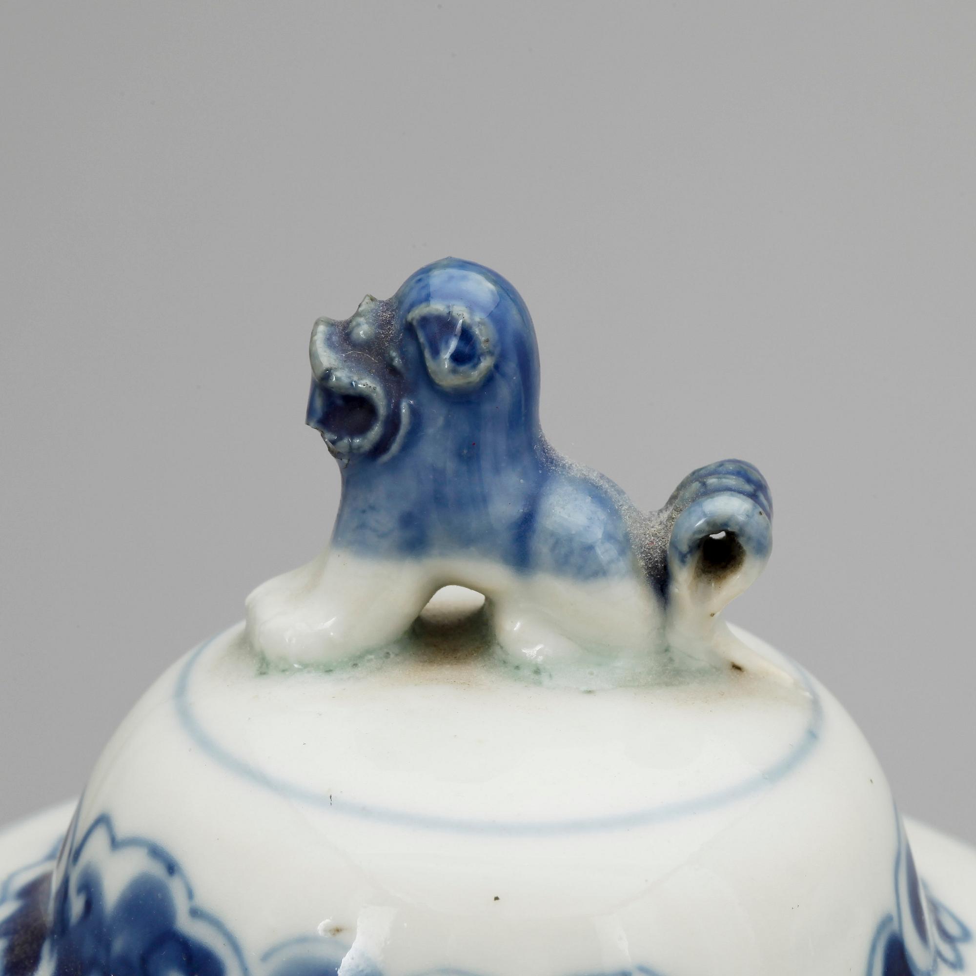 URNOR MED LOCK, 2 st, porslin, Kangxistil, Kina 1900-tal.