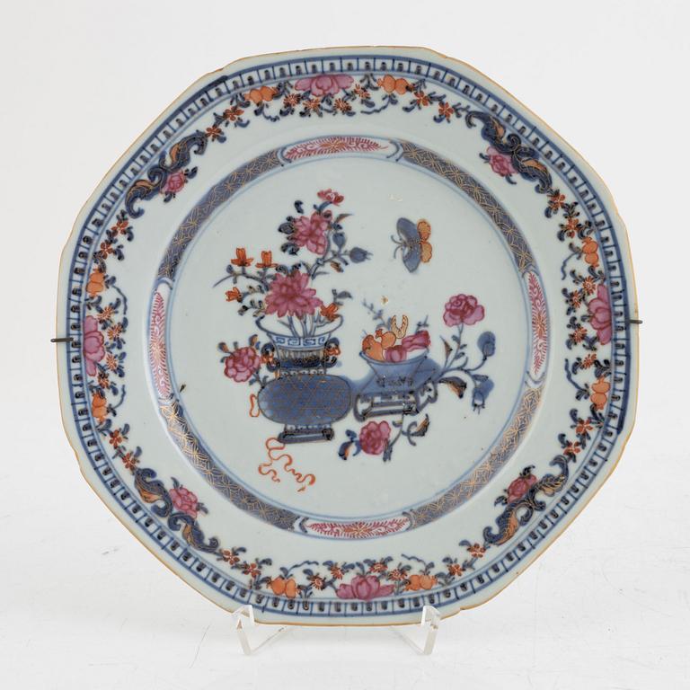 Three Famille Rose plates and two serving dishes, export porcelain, China, Yongcheng/Qianlong, 18th century.