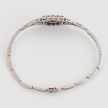 An 18K white gold bracelet set with round brilliant-cut diamonds with a total weight of ca 2.40 cts.