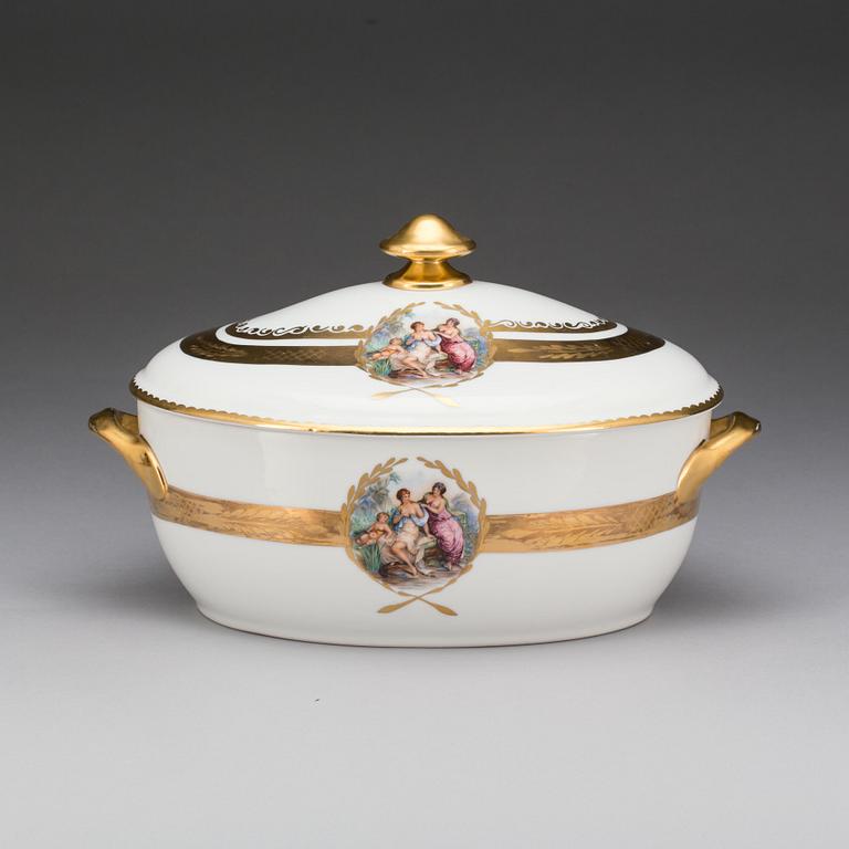 TERRIN MED LOCK, porslin. Royal Copenhagen.