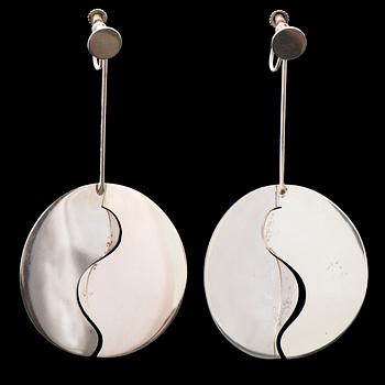 A PAIR OF PAULA HÄIVÄOJA EARRINGS, silver, 1968.