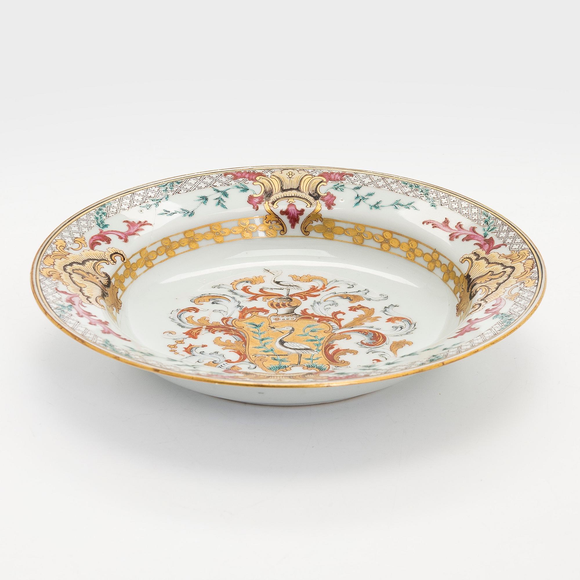 Fat, vapenporslin, Kina. Qing dynastin, Qianlong (1736-95).