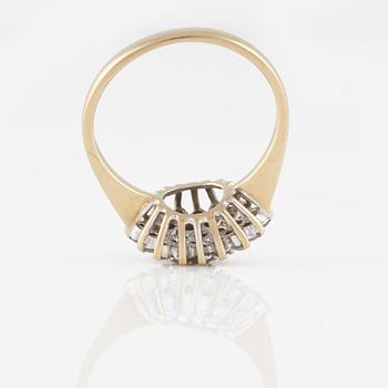 RING, 18K guld med briljantslipade diamanter 0.50 ct. diamanter. Vikt 3,6 gram.