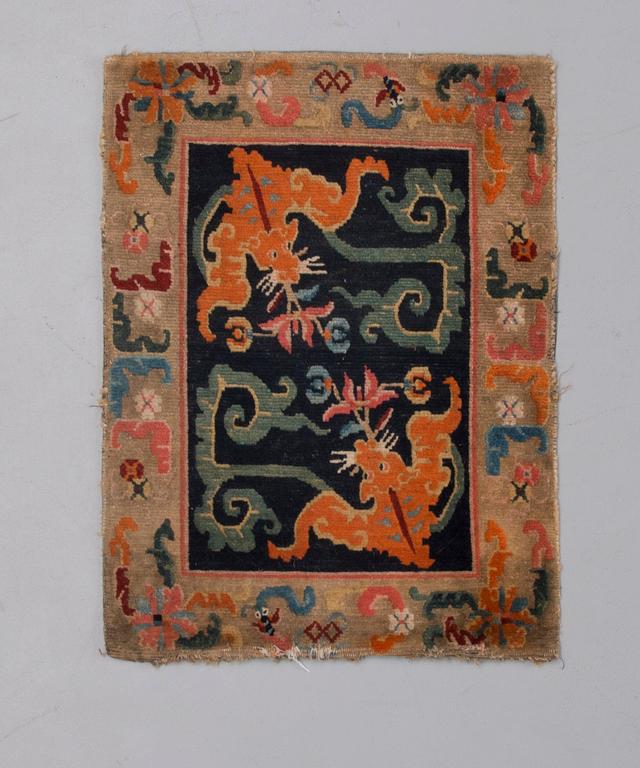 SADELTÄCKE, Tibet/Kina ca 1900. Ca 75x56 cm.