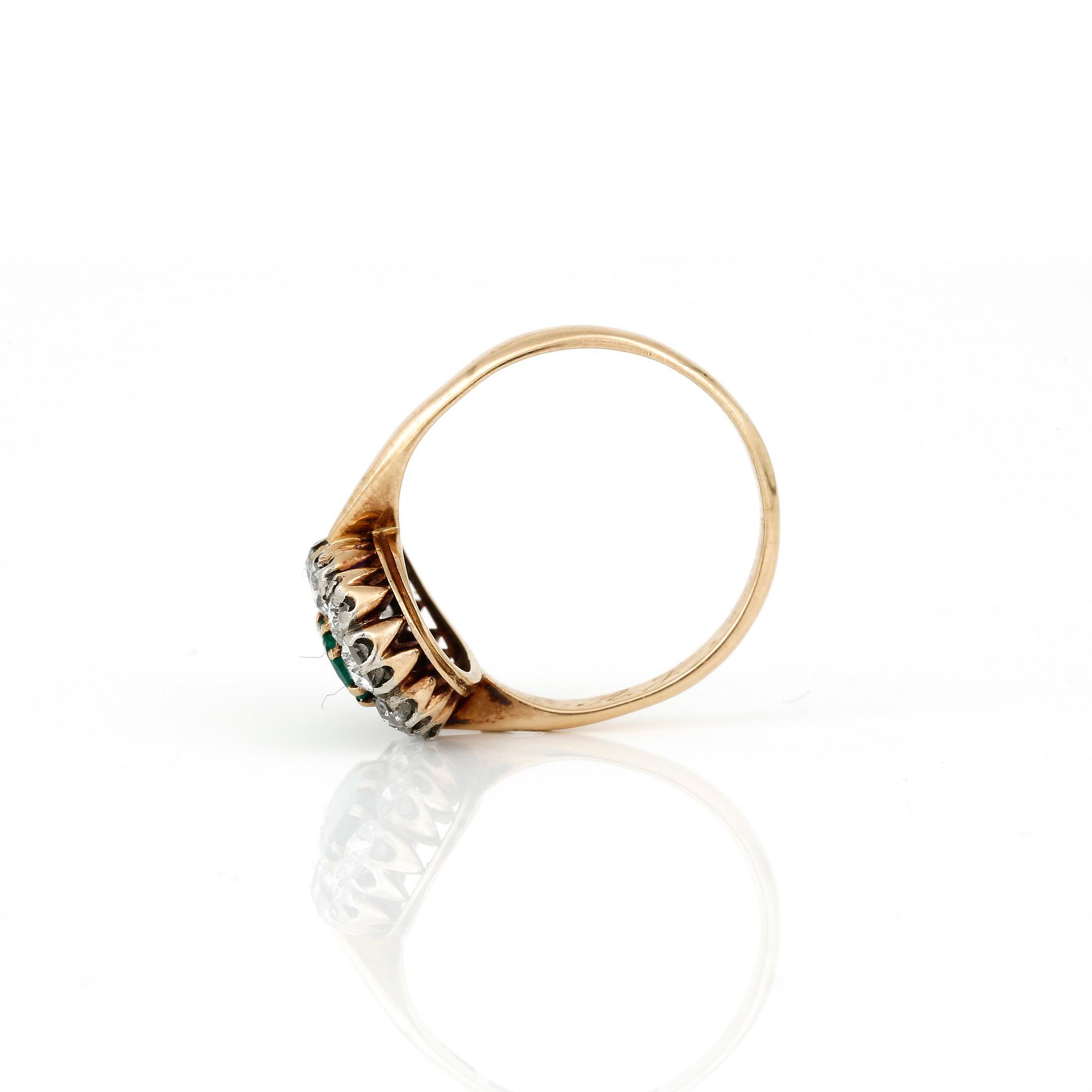 RING, 18K guld med smaragd, ca 0,45 ct och diamanter, tot ca 1,00 ct, Axelssons, Stockholm, 1917. Total vikt ca 3,12 g.