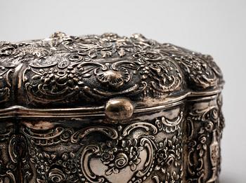 Two silver and low grade silver boxes, first half of the 20th century. Total weight 490 g.